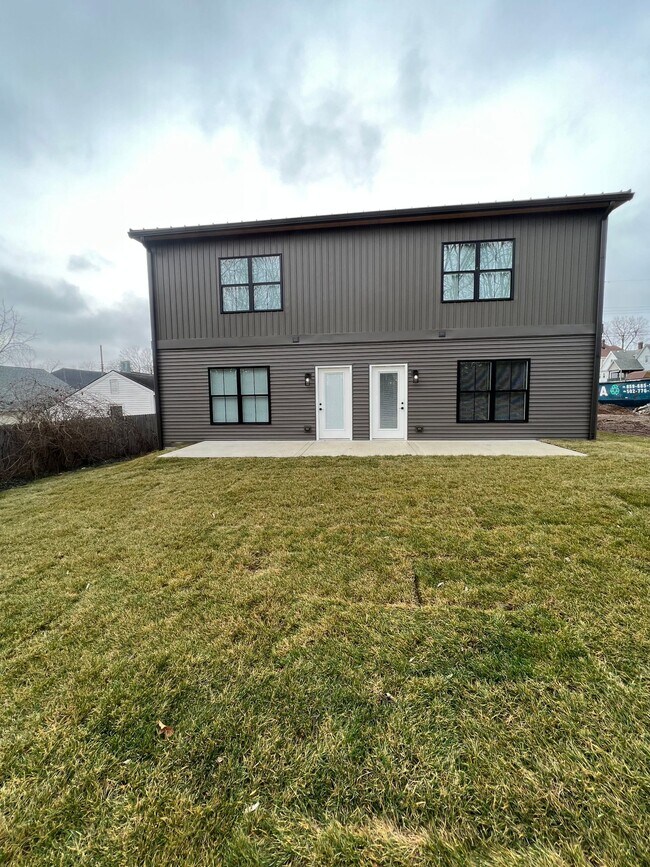 Building Photo - 228 North Mulberry-B