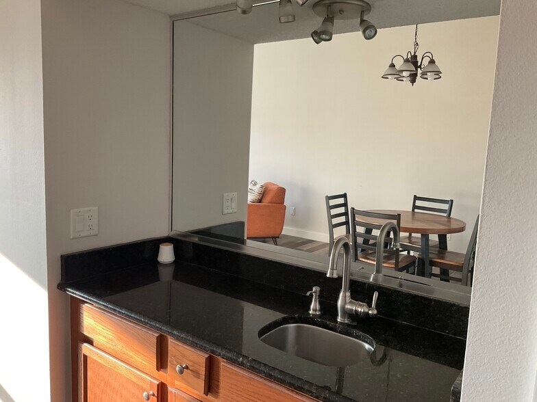 Building Photo - 9532 Darien Ave