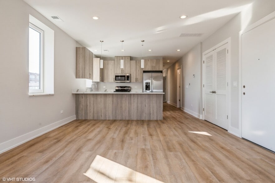 Building Photo - 3216 N Karlov Ave