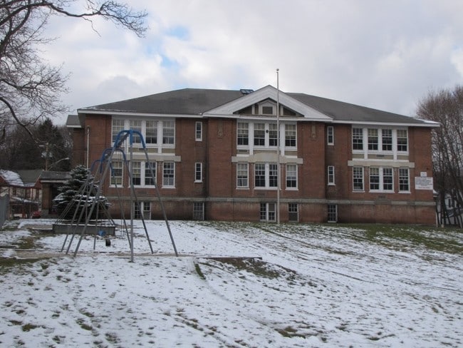 Building Photo - 207 Pleasant St