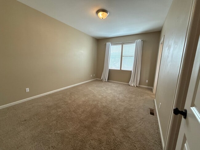 Building Photo - Beautiful 3 Bedroom  2.0 Bathroom Home in ...