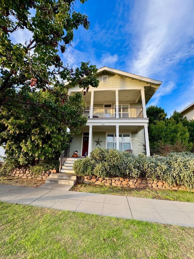 Building Photo - 2610 E 20th St