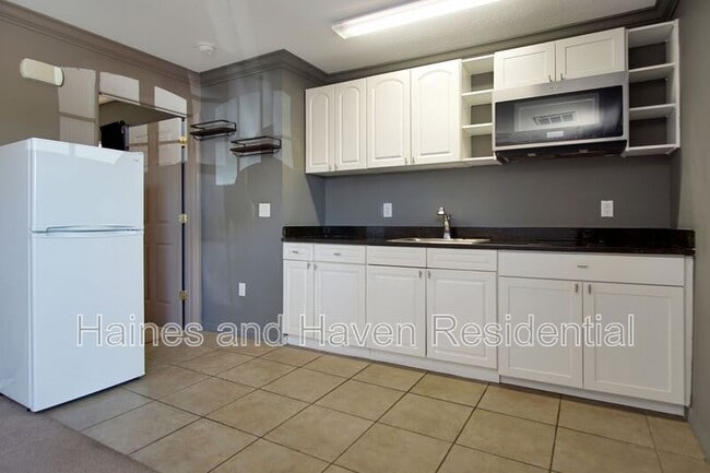 Building Photo - 2326 Fan Palm Dr