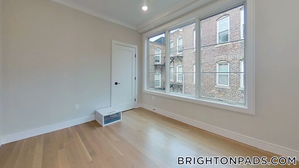 Building Photo - 104-106-106 Warren St