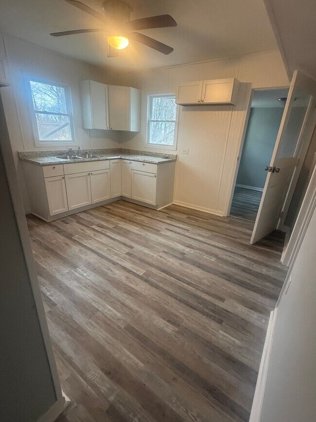 Building Photo - 6 bdrm 3 bathroom home for rent