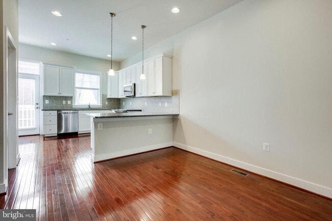 Building Photo - 723 Diamond Ave