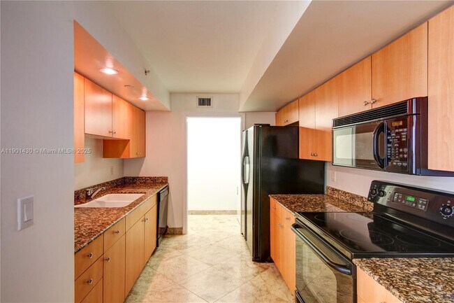 Building Photo - 6917 Collins Ave