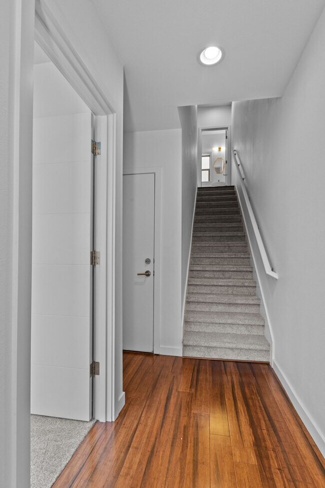 Building Photo - 3bd/1.5ba Seattle Townhouse