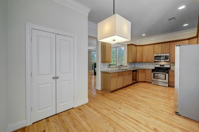 Building Photo - 6134 Hamman St