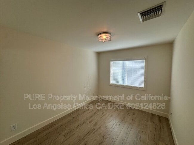 Building Photo - 2330 Oak St