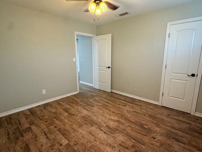Building Photo - 8814 Holiday Dr