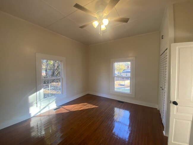 Building Photo - 333 E Catawba Ave