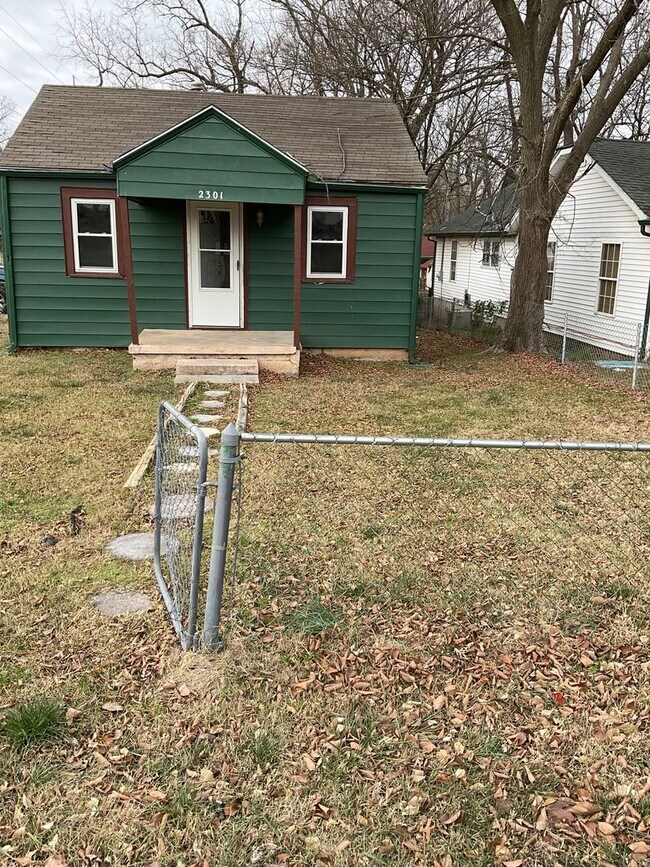 Primary Photo - 2 bedroom/1 bath house for rent