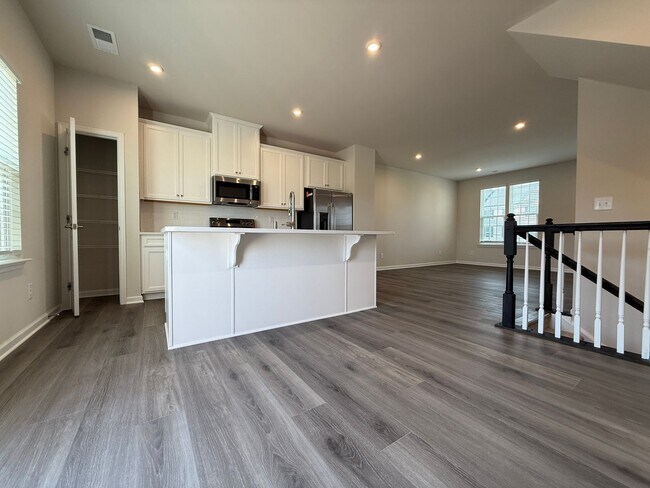 Building Photo - Brand New Townhome!!