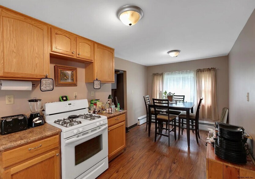 Building Photo - 10 Farm St