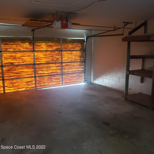 Building Photo - 990 Butia St