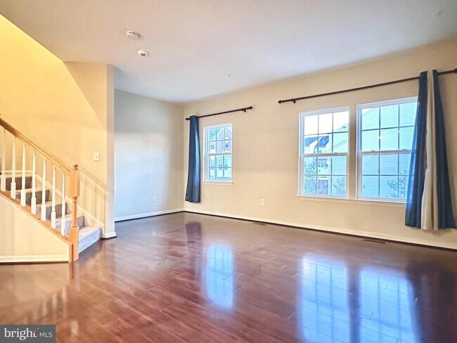 Building Photo - 920 Hopkins Cor