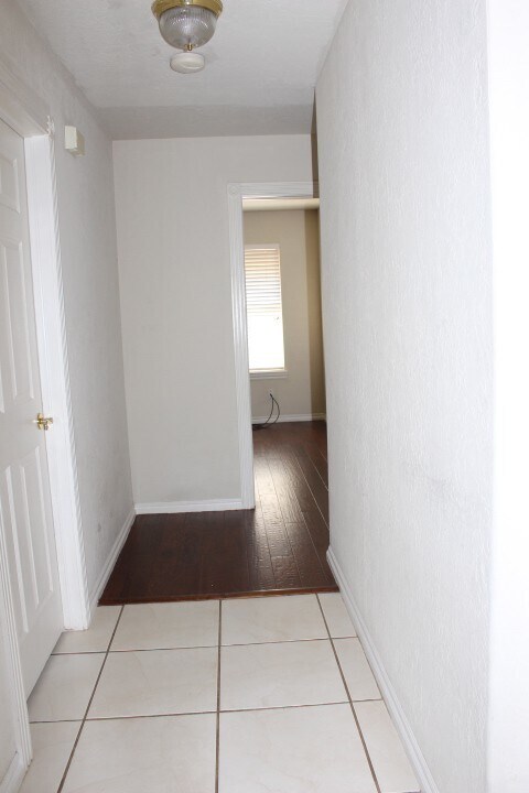 Building Photo - Great West side home located close to shop...