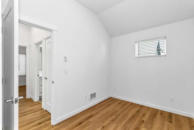 Building Photo - 1040 S Donovan St