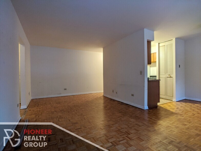 Building Photo - 510 W Briar Pl