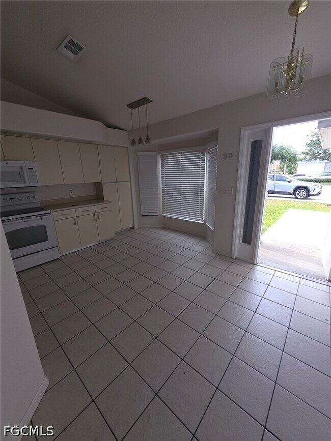 Building Photo - 910 Cape Coral Pkwy W