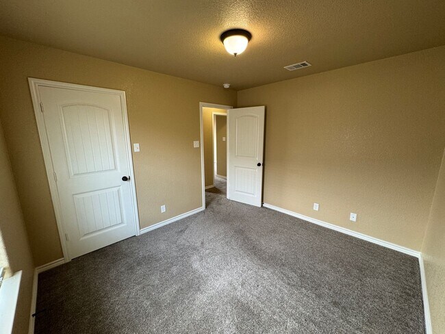 Building Photo - 360 Virtual Tour Available