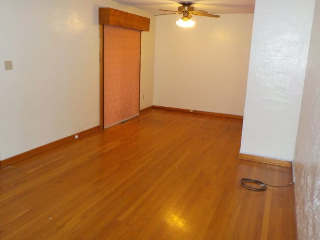 Building Photo - 3 Bedroom, 1 Bath