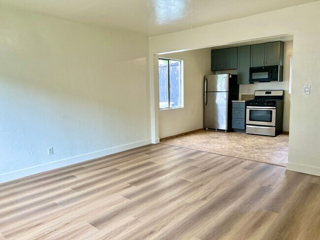 Building Photo - 2BD 1BA Apt Next to USD - Spacious Downstairs Unit, Pet Friendly, 1 Parking Space, No Carpet
