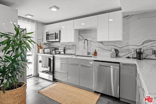 Building Photo - 4316 Marina City Dr