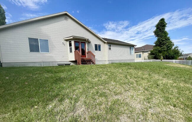 Building Photo - 134 Lakeview Dr