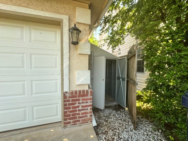 Building Photo - Spacious 3 Bedroom 2.5 Bath Home Near Okla...