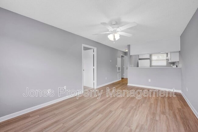 Building Photo - 307 Country Club Dr NE