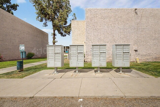 Building Photo - 1927 E Hampton Ave