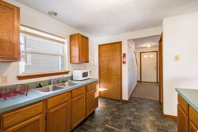 Building Photo - 528 Avon St