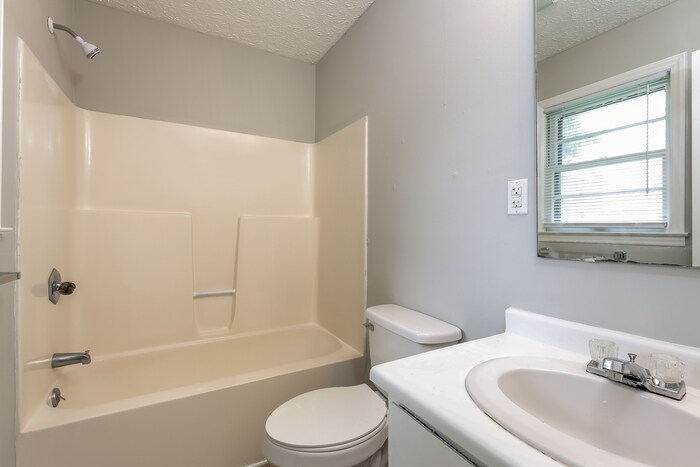 Building Photo - 202 Evergreen St