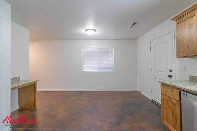 Building Photo - DOG-FRIENDLY 3 Bedroom Townhome with INTERNET INCLUDED!
