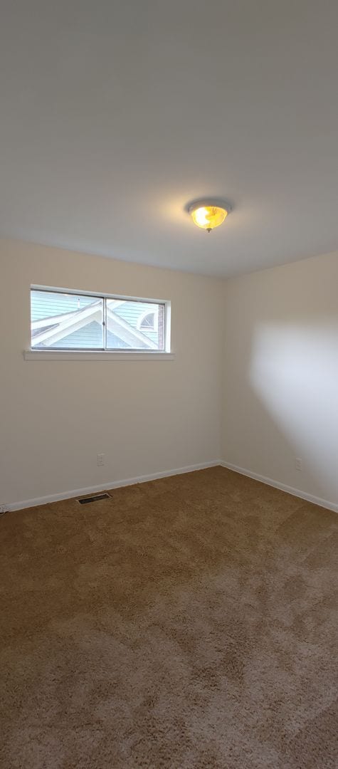 Building Photo - Duplex walking distance to UTC!