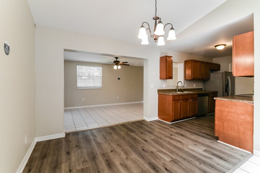 Building Photo - 724 Iowa Woods Cir E