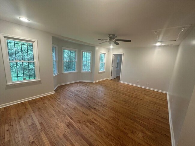 Building Photo - 349 Laquita Dr SE