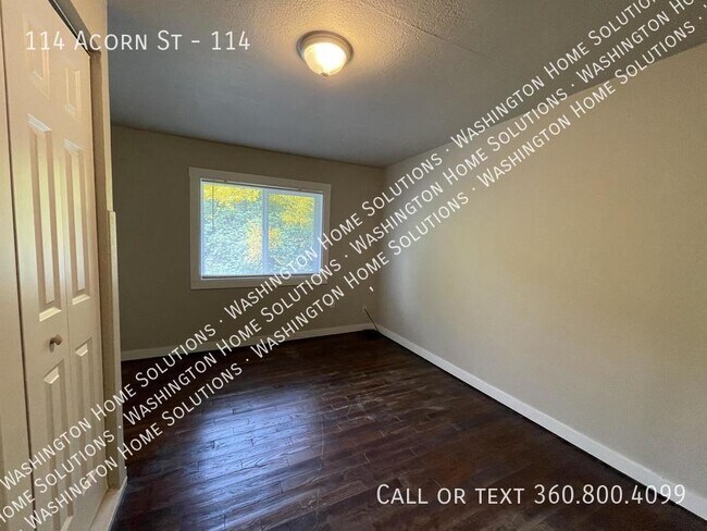 Building Photo - 114 Acorn St