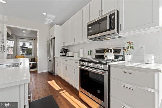 Building Photo - 444 Kenyon St NW