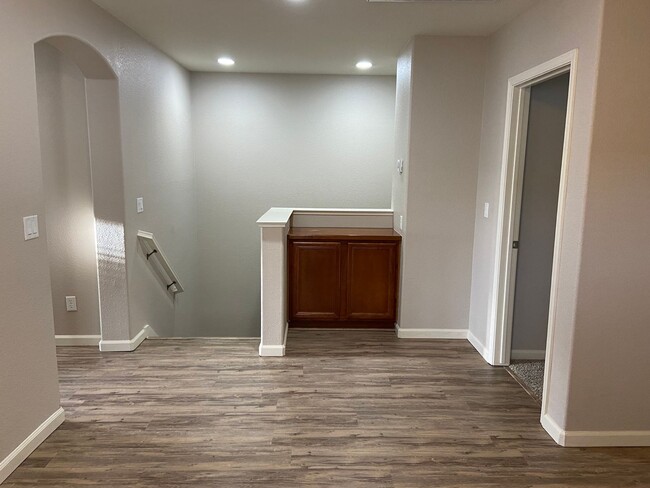 Building Photo - Somersett Reno Home - Walking Trails and t...