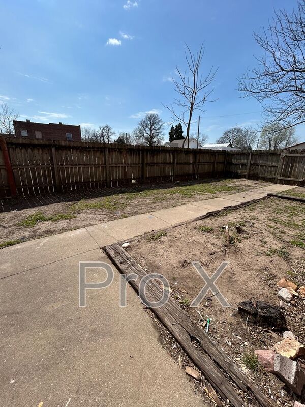 Building Photo - 101 S Elm St