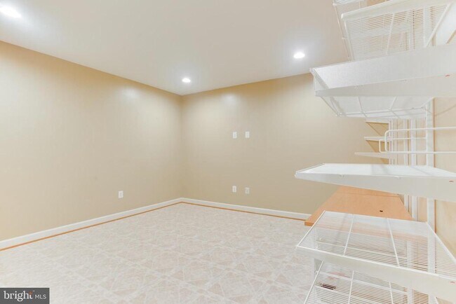 Building Photo - 18353 Fairway Oaks Square