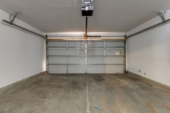 Building Photo - 531 St Jules Ln