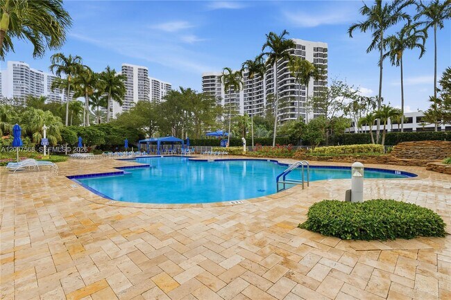 Building Photo - 3500 Mystic Pointe Dr