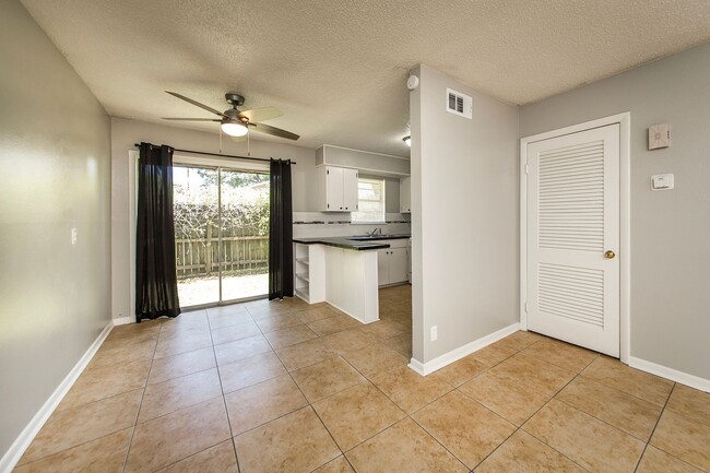Building Photo - 2 Bedroom Apt. in Prime Location - Newly R...