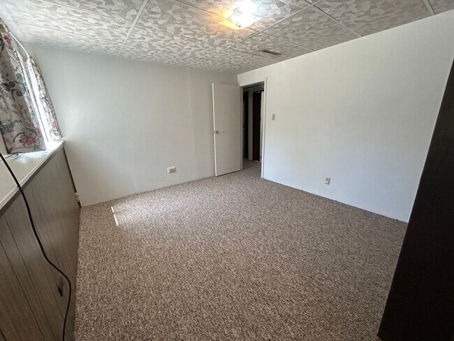 Building Photo - 5 Bed 2 Bath Home with 2 Car Attached Gara...