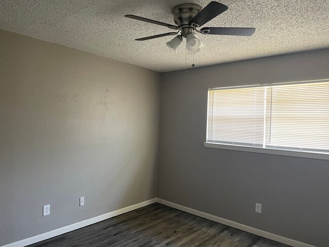 Building Photo - 102 Cherie Ln