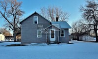 Building Photo - 510 E Maple-2 bedroom house